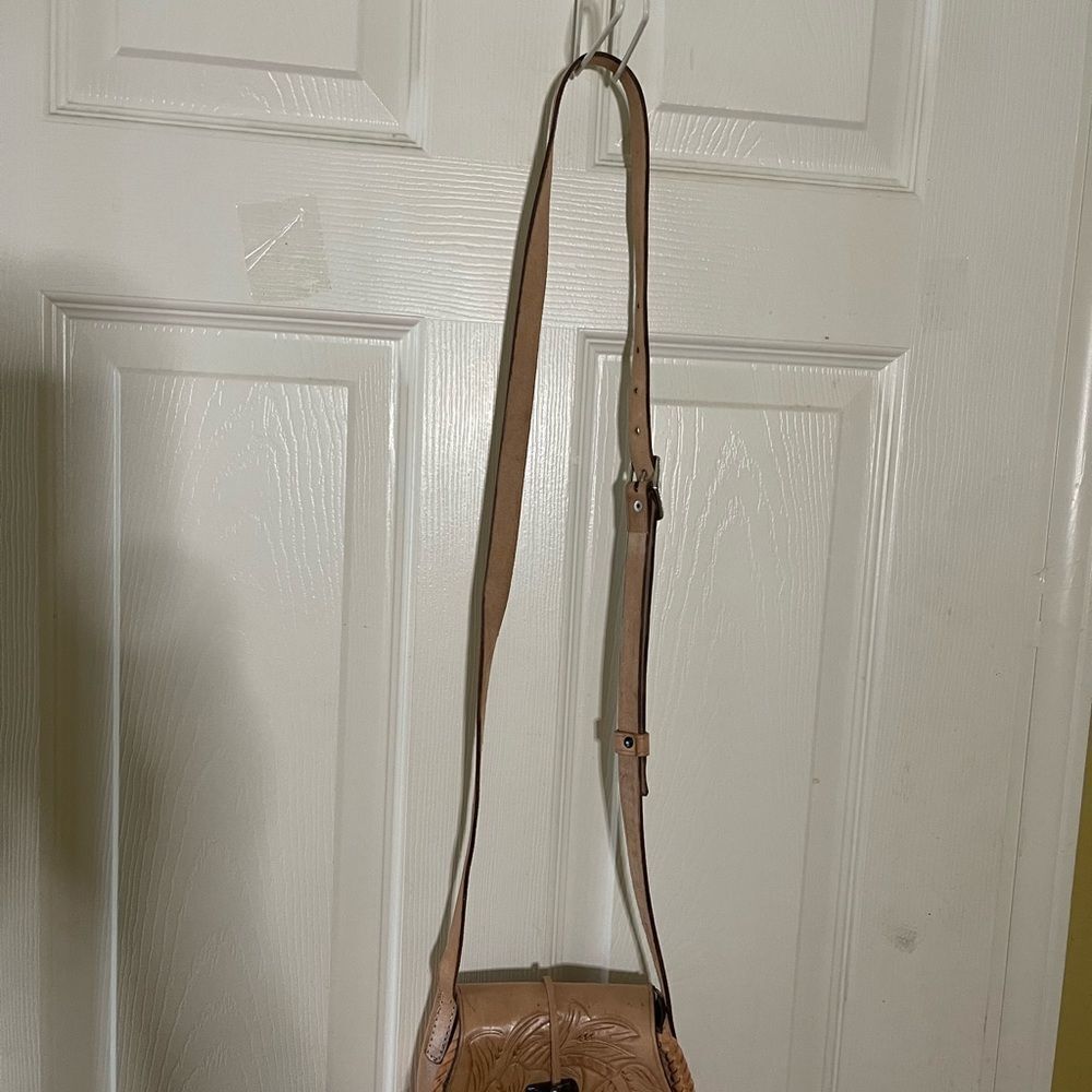 VTG Leather tan tooled small Crossbody Bag hook and loop closure. - Picture 4 of 9